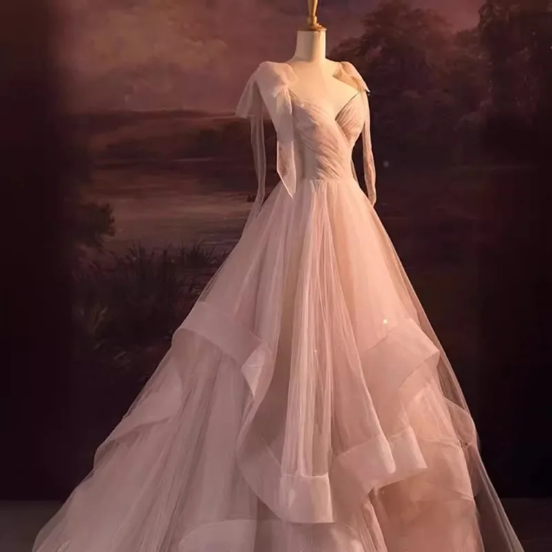 Różowa Elegancka Sukienka Wieczorowa z Głębokim Dekoltem V, Siateczką, Bufiastą Spódnicą, Wysokim Stanem, Nowy Styl, Wysoka Jakość, Stylizowana na Mniejszościowy Artystyczny Wystrój, Idealna dla Gospodyni na Egzaminach.