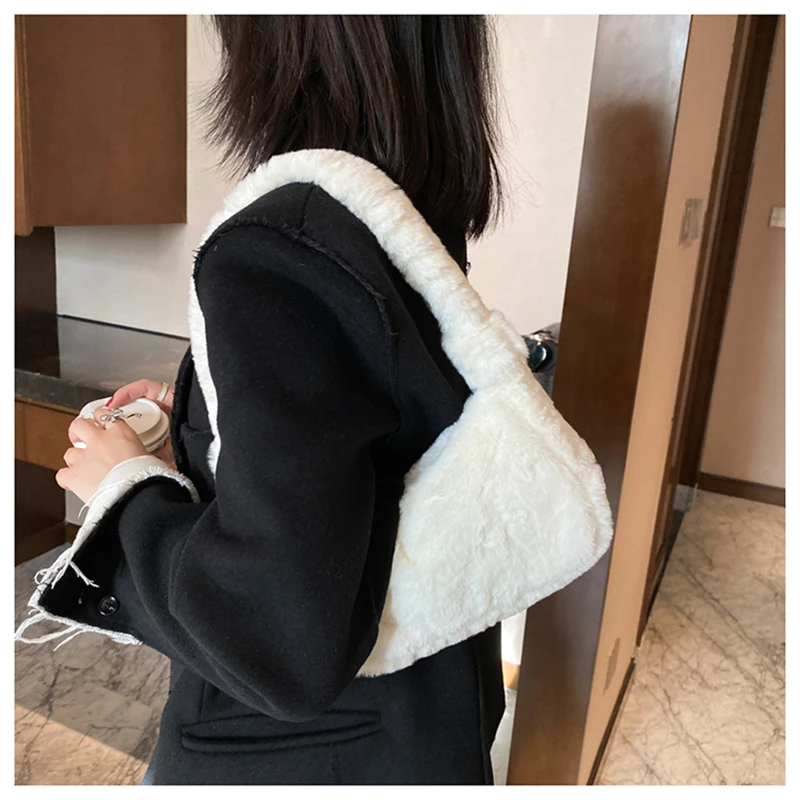  Plush Shoulder Bags for Femme Luxury Designer Soft Winter Ladies Clutch Purse Handbag Cute Fashion Female Party Underarm Bag