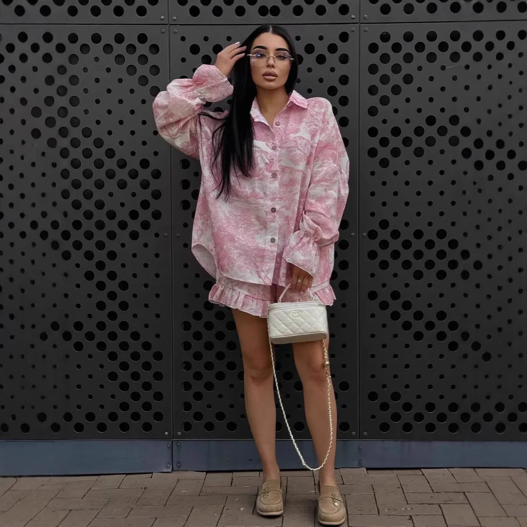 

Модная одежда Повседневные костюмы с принтом Расклешенный топ-рубашка с длинными рукавами и шорты с рюшами Комплекты женской одежды из двух предметов