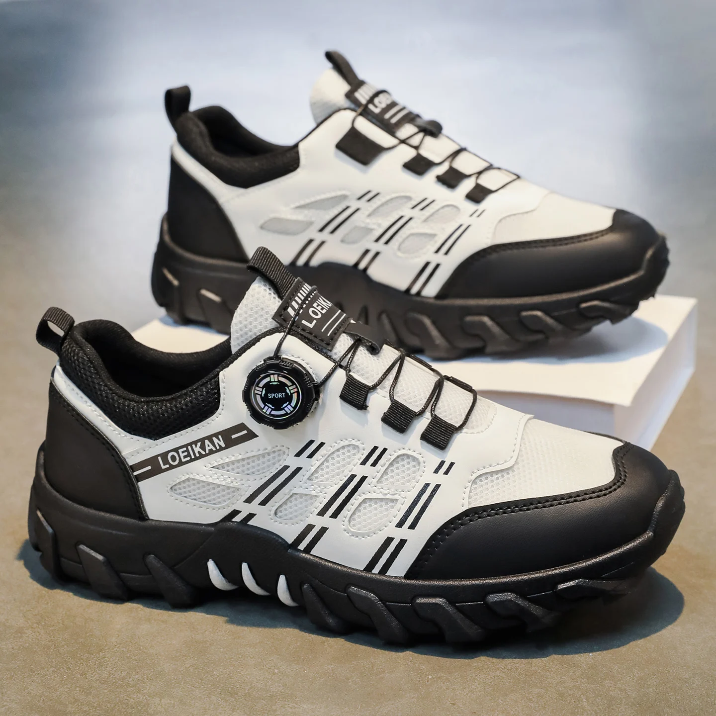 

Men's all-season outdoor casual hiking shoes, comfortable and breathable, featuring a twist buckle design.