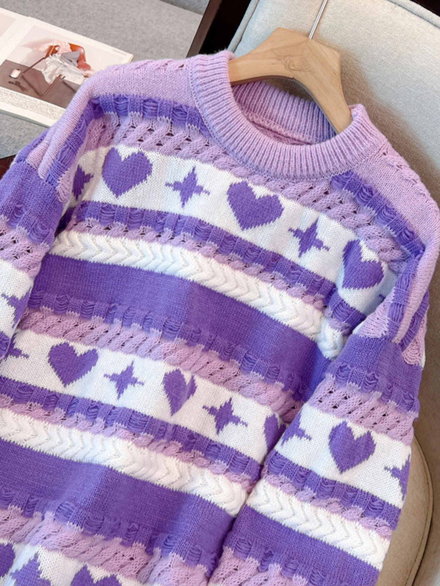 하트와 별 자카드 니트가 있는 여성용 두꺼운 라운드넥 스웨터, 루즈한 속이 빈 스트라이프 스위트 스타일 탑, 가을과 겨울에 매일 나들이를 위한 귀여운 의상/여자친구 모임에 적합