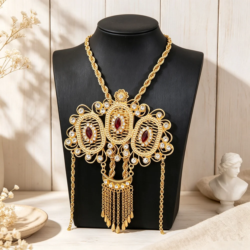 colar-classico-Etnico-com-pingente-vazado-e-franjas-cravejado-com-strass-brilhantes-para-baile-de-formatura-e-cerimonia-de-casamento