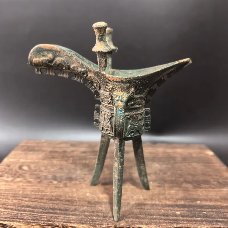Chinese Retro Bronze Jue Wine Vessel Replica Ancient Wine Cup Statue Desktop Ornament Home Decor Collectible Craft Gift