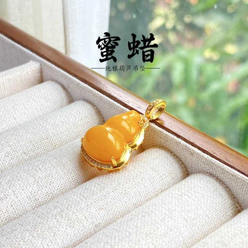 

Natural Chicken Fat Yellow Beeswax Gourd S925 Sterling Silver Inlaid Pendant
