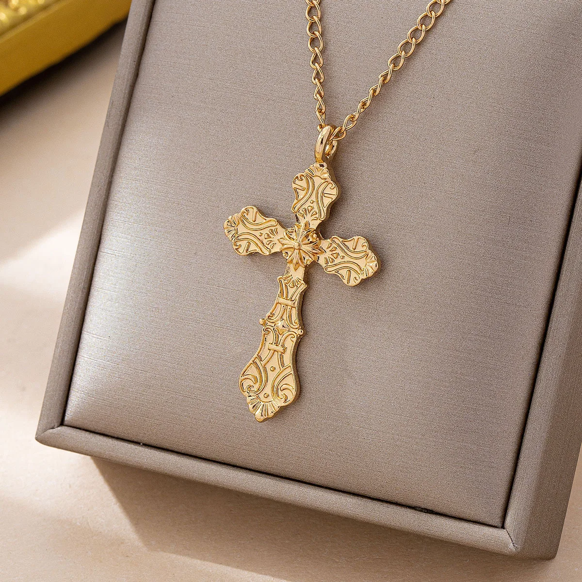 Elegant Ornate Cross Pendants Bold Gothic Detail Necklace Women Classy Trendy Versatile Fashion Jewelry Daily Casual Accessories