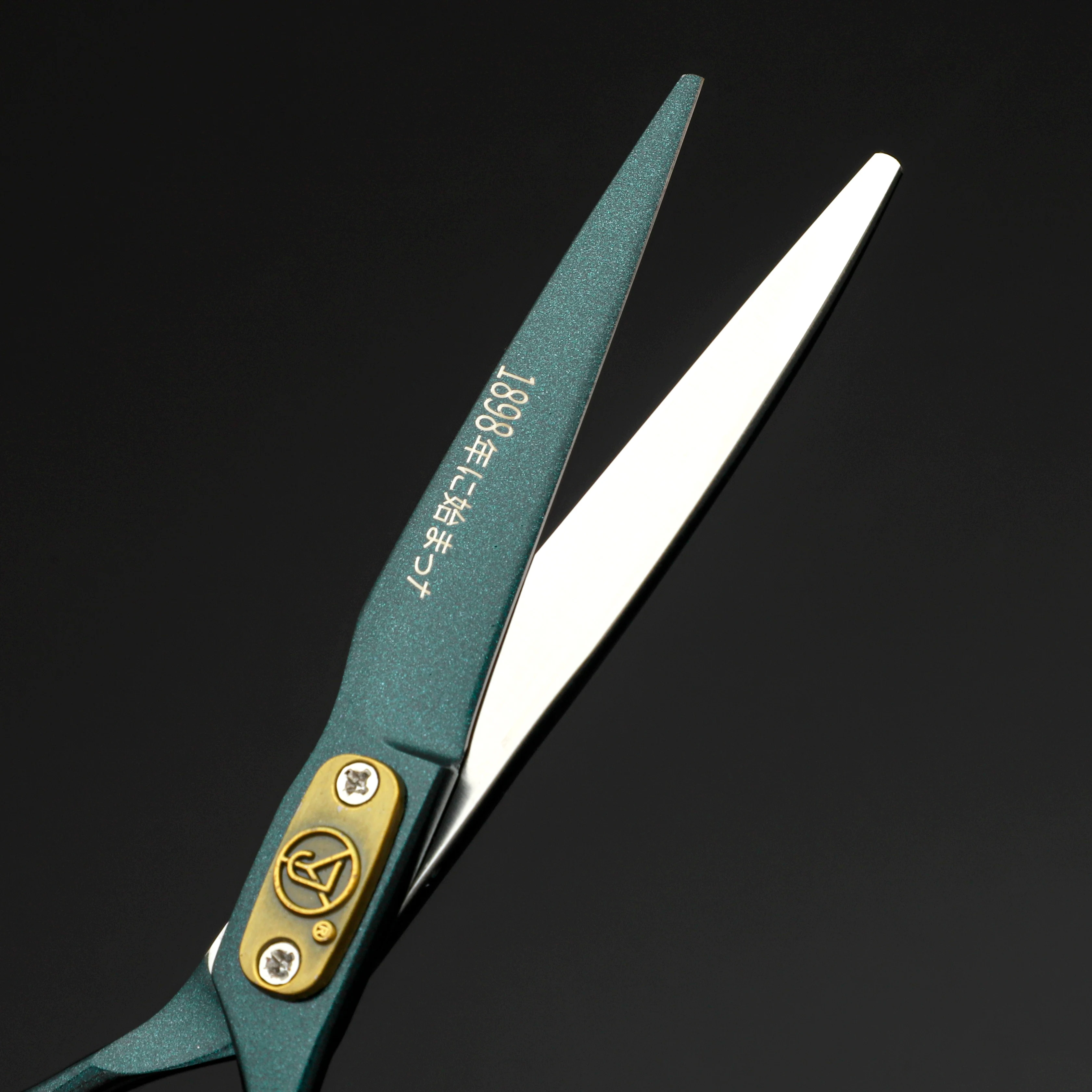 Hochwertige professionelle Haarschneidemaschine mit edlem zweifarbigem Schwarz-Gold-Griff und Klingendesign – Detail 4