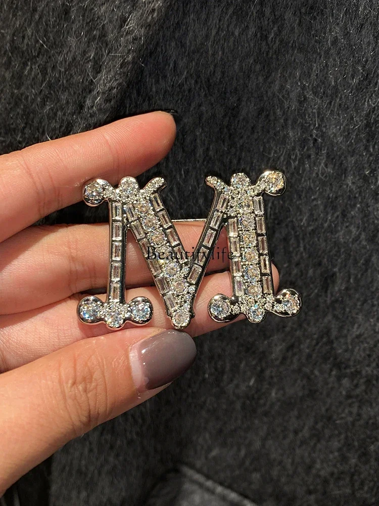 Letter Coat Pearl Brooch High-End Niche Autumn and Winter Sweater Advanced