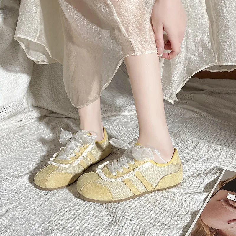 2025 حار بيع ربيع جديد الأبيض الرجعية الباليه نمط حذاء مسطح، تنوعا عارضة لينة سوليد أحذية رياضية النساء