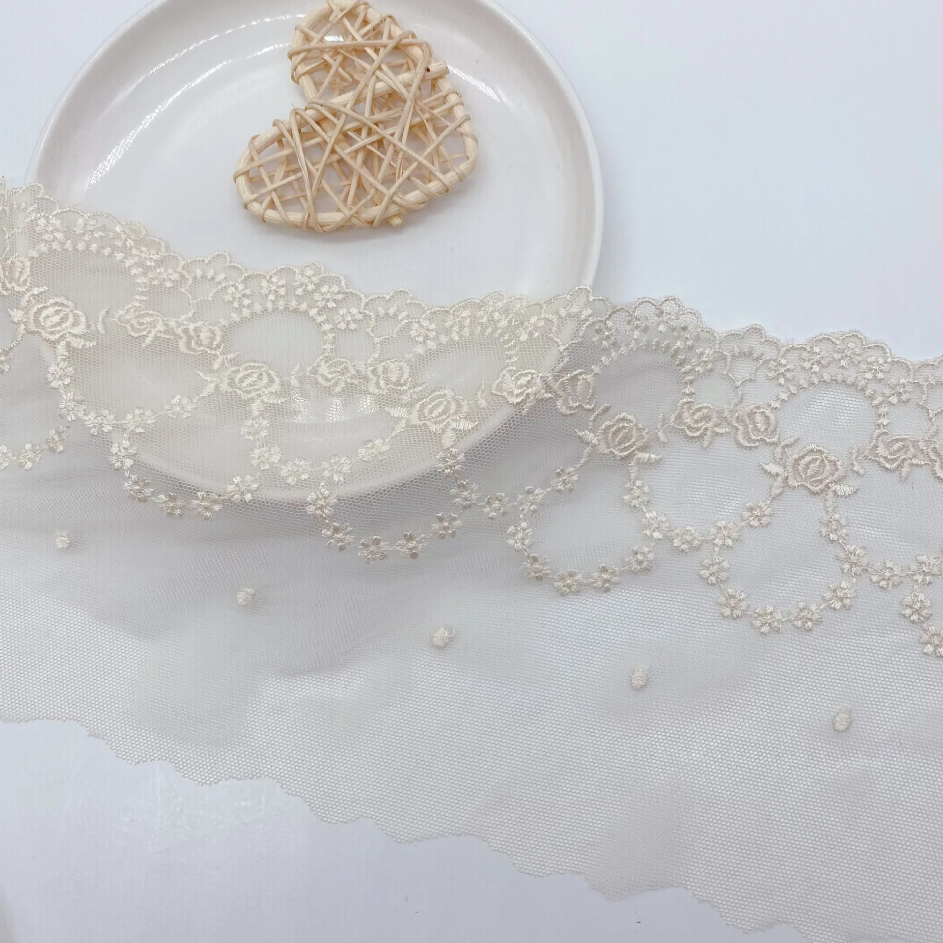 2 Yards 13cm wide Beige Embroi - Embroidery Workshop 评论和价格
