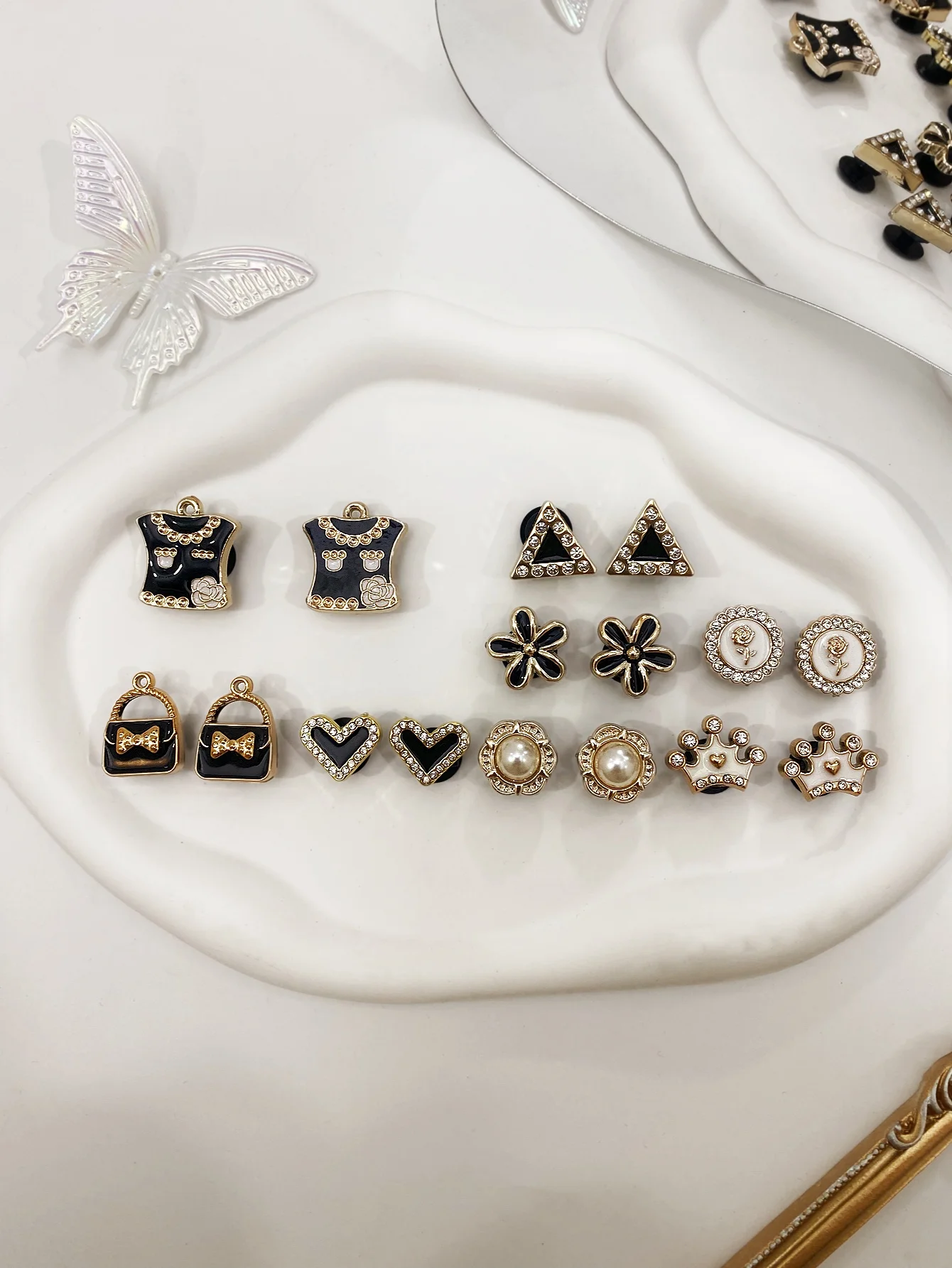 16 pcs Shoe Accessories (Black bag, Black Dress, Black Flowers, White Crown) Shoe Accessories - easy to install detachable DIY d
