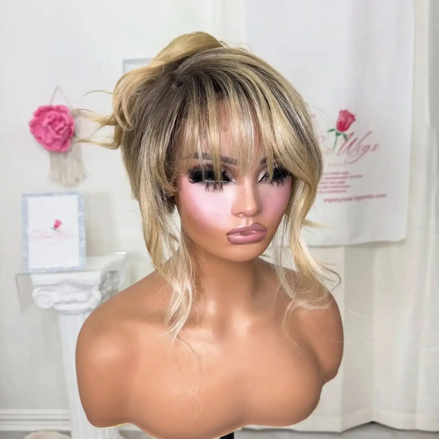 

Новый стиль, золотистый блондин, корни теней, синтетические кружевные фронтальные парики с челкой, объемная волна, 180% парик премиум-класса высокой плотности для женщин