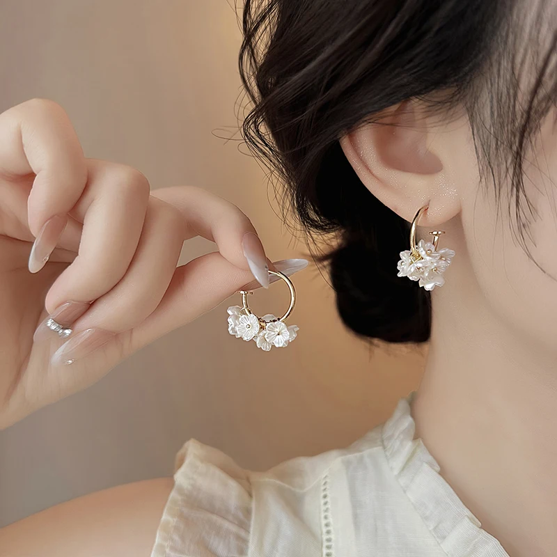 Weiße Blumen-C-förmige Creolen, elegante, vergoldete florale Ohrringe für romantische Frauen, Schmuck für Hochzeit, Alltag und Partys. – Detail 3