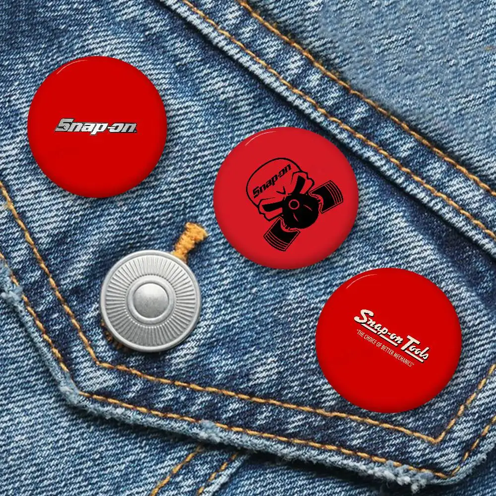 S-Snap On ロゴ入りブリキ製ソフトボタンピンブローチメタルバッジカスタムジュエリーアクセサリー帽子バッグラペル