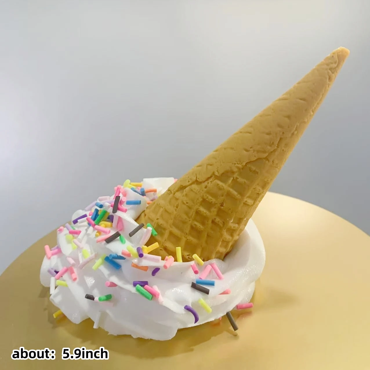 Realistische und Interessante Simulation eines Schmelzenden Eistüten-Dekors, Langlebiges Ornament mit Realistischem Design für Fotografie – Detail 6