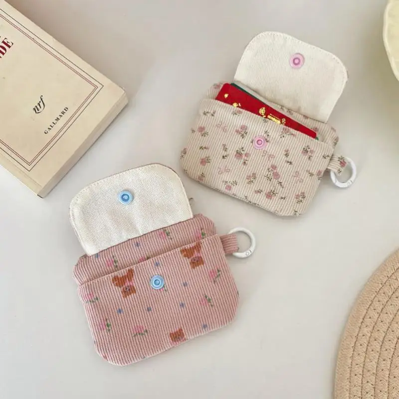 Niedliche Cord-Münztasche mit Blumenmuster und Herz-Druckknopf, perfekt zum Aufbewahren von Münzen, Lippenstiften, Ohrhörern für den täglichen Gebrauch. – Detail 4