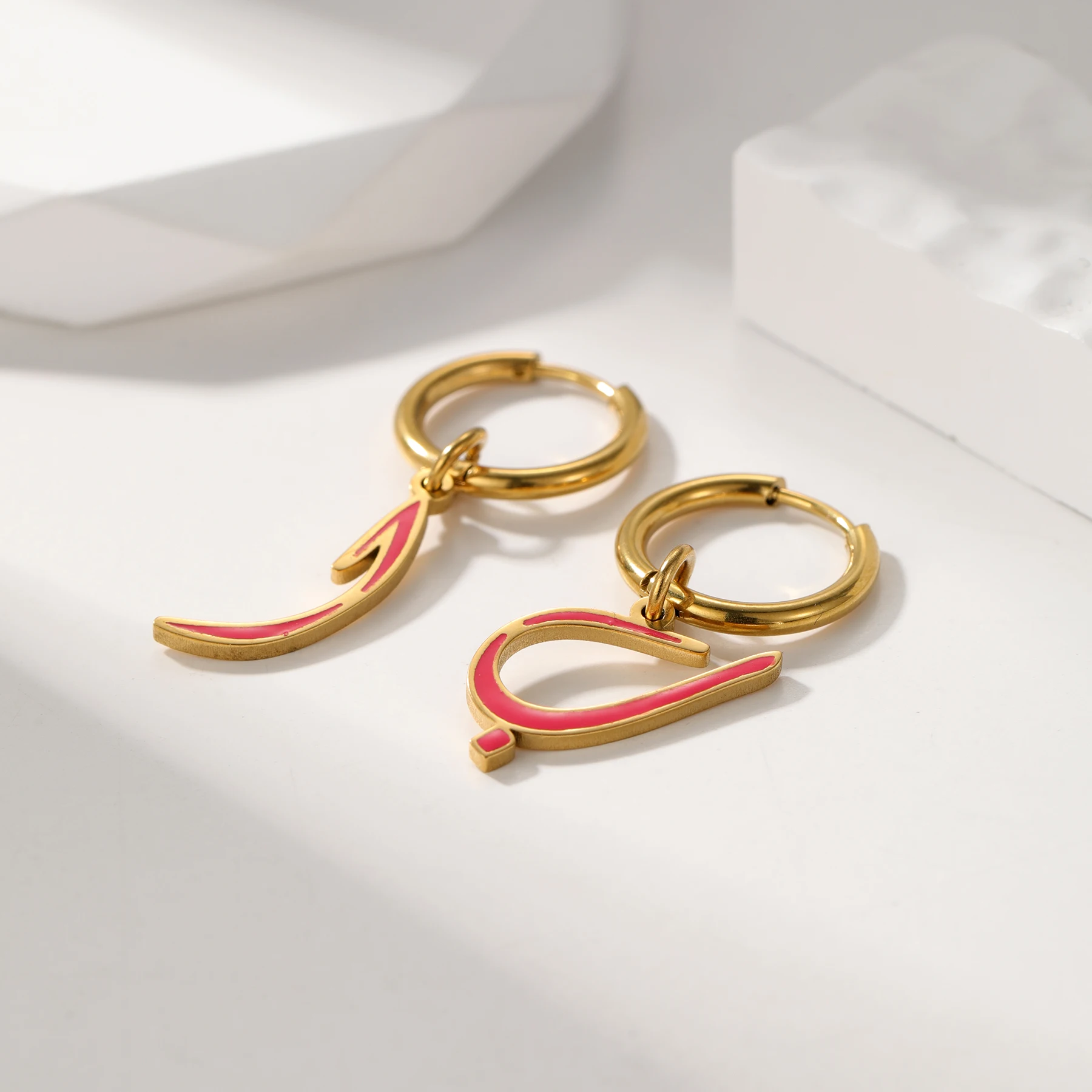 

Персонализированные серьги-гвоздики с арабскими буквами из нержавеющей стали, серьги с арабской монограммой, женские серьги с эмалью, мусульманский подарок на Ид для нее