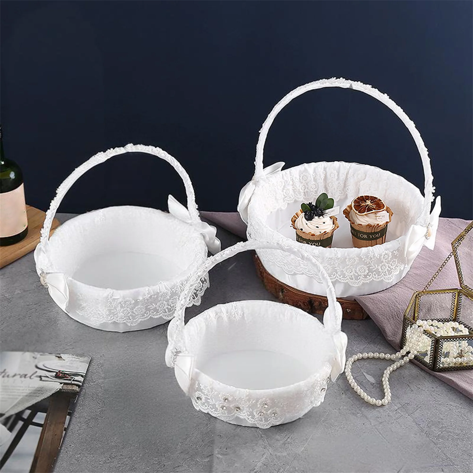 

Элегантная атласная корзина цвета слоновой кости для девочек с жемчужными акцентами и кружевным бантом — аксессуары для свадебной церемонии для девочек