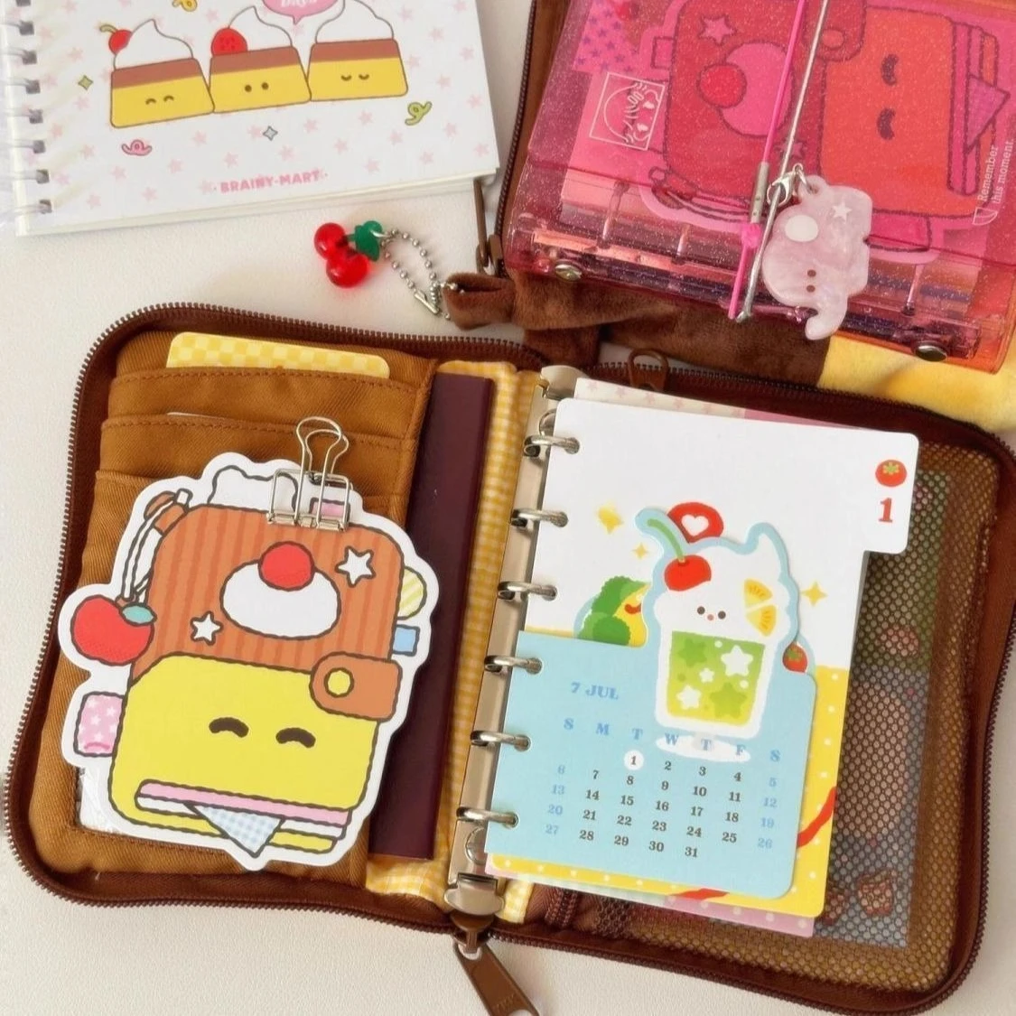 Urocza pluszowa torebka podróżna na paszport w kształcie puddingu, przenośna torba na drobne i karty dla studentów.