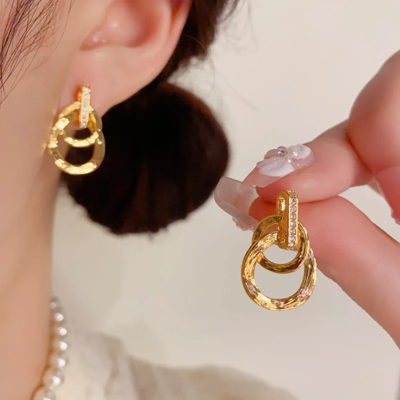 

Simple round winding light luxury temperament design sense fashionable women's earrings