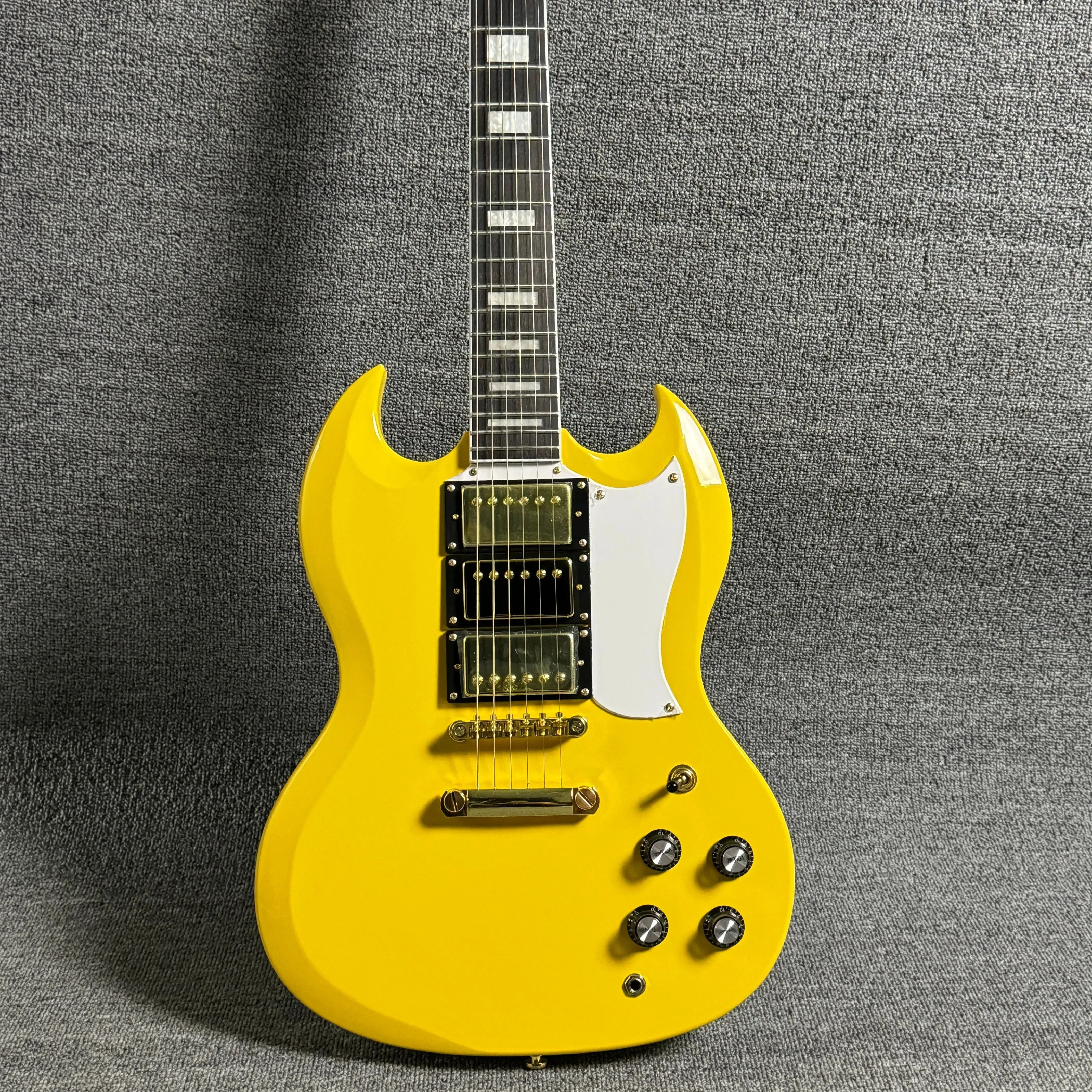 Fine Craftsmanship Good Sound Yellow and White SG Rosewood Fingerboard Mahogany Body 22 Tone Position Free Transportation