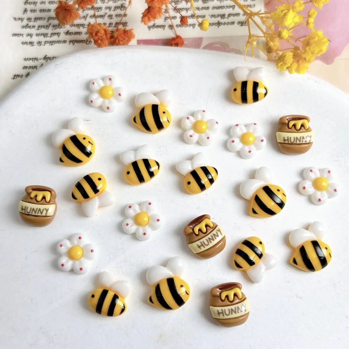 น่ารักการ์ตูน 3D เรซิ่น Chubby Bee เล็บ Charms Kawaii น้ําผึ้งหม้อดอกไม้ Scrapbooking ตกแต่งเล็บ DIY หัตถกรรมอุปกรณ์เสริม