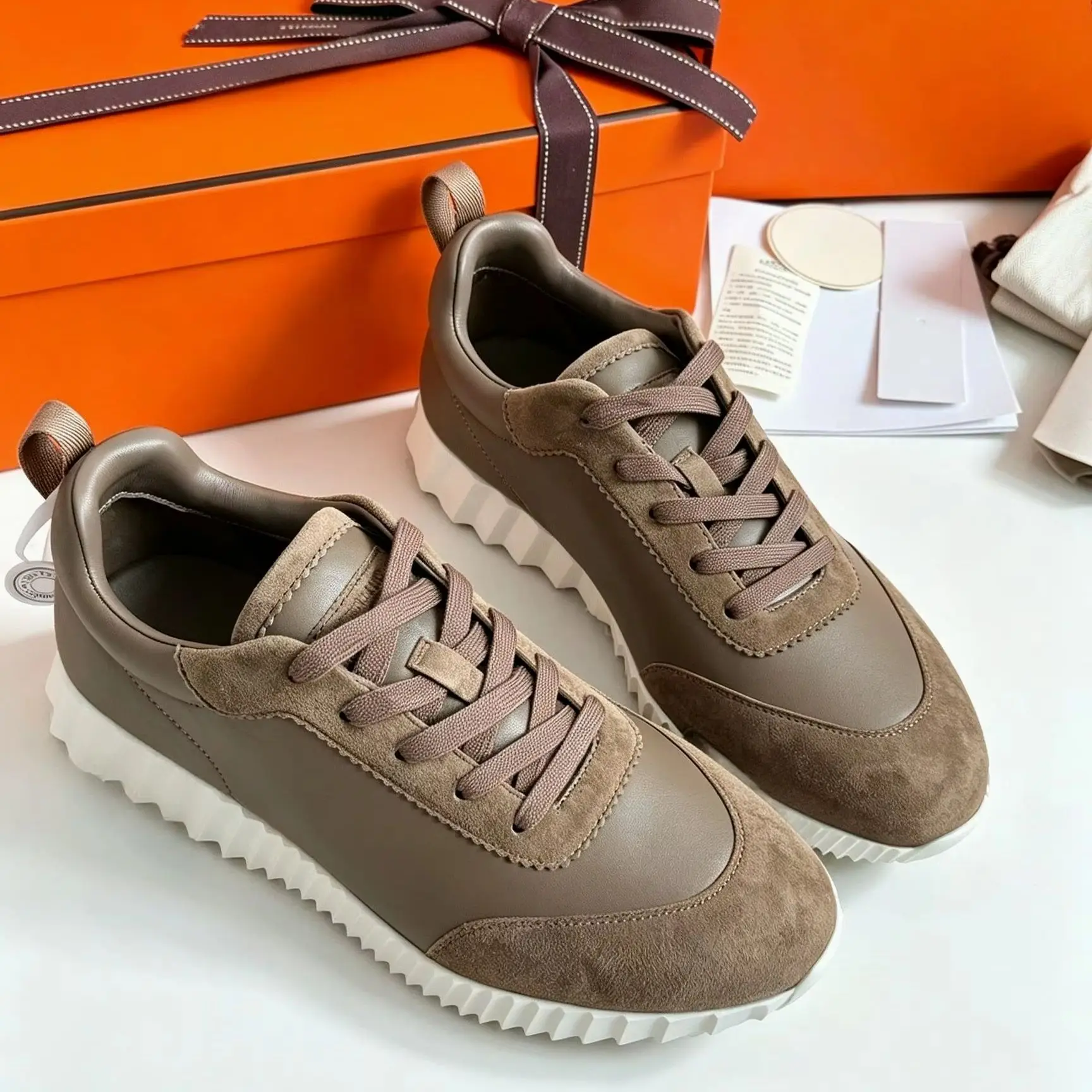 Sneakers Unisex con Suola Spessa e Scanalata in Pelle Scamosciata Marrone Mocha per Uomo e Donna