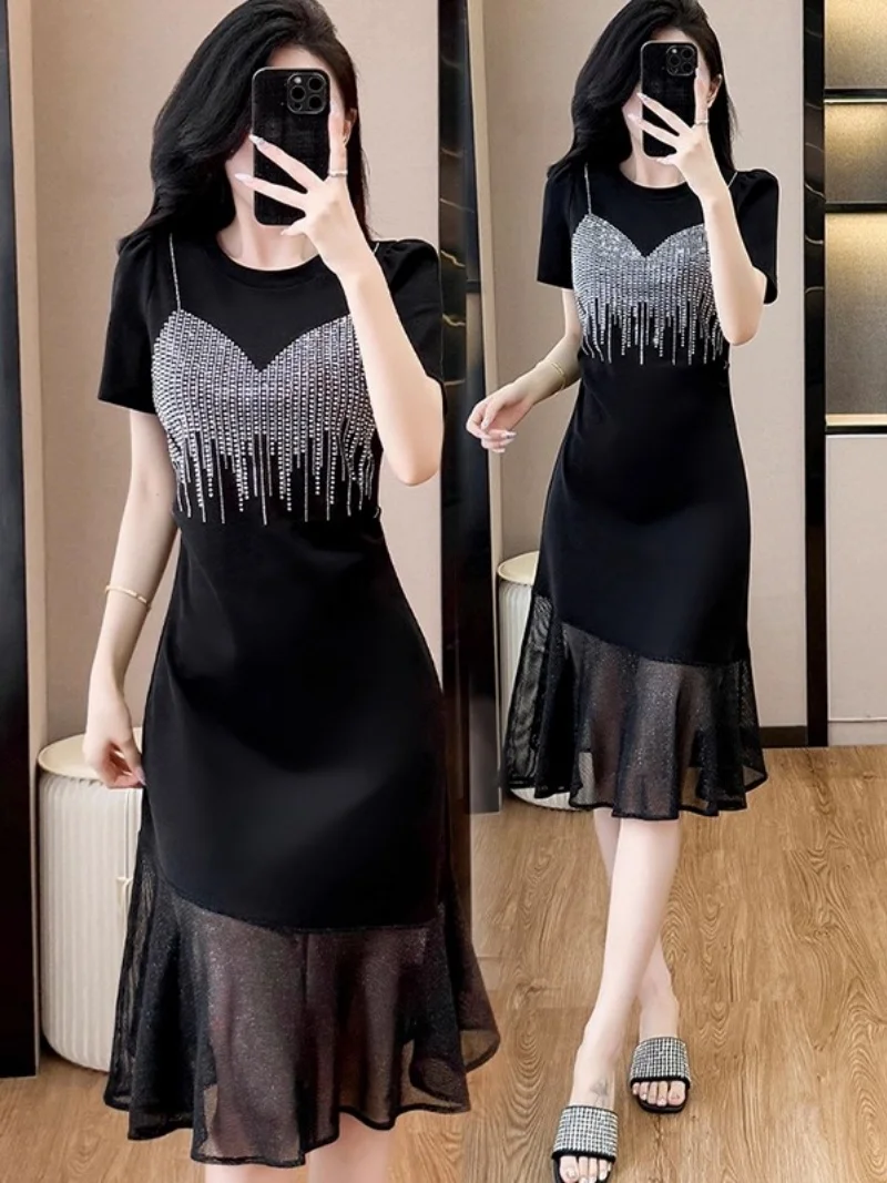 فستان أسود مرقع شبكي ترتر بأكمام قصيرة للنساء صيف 2025 تصميم جديد شرابة الحمالات تي شيرت فستان w081 ﻿