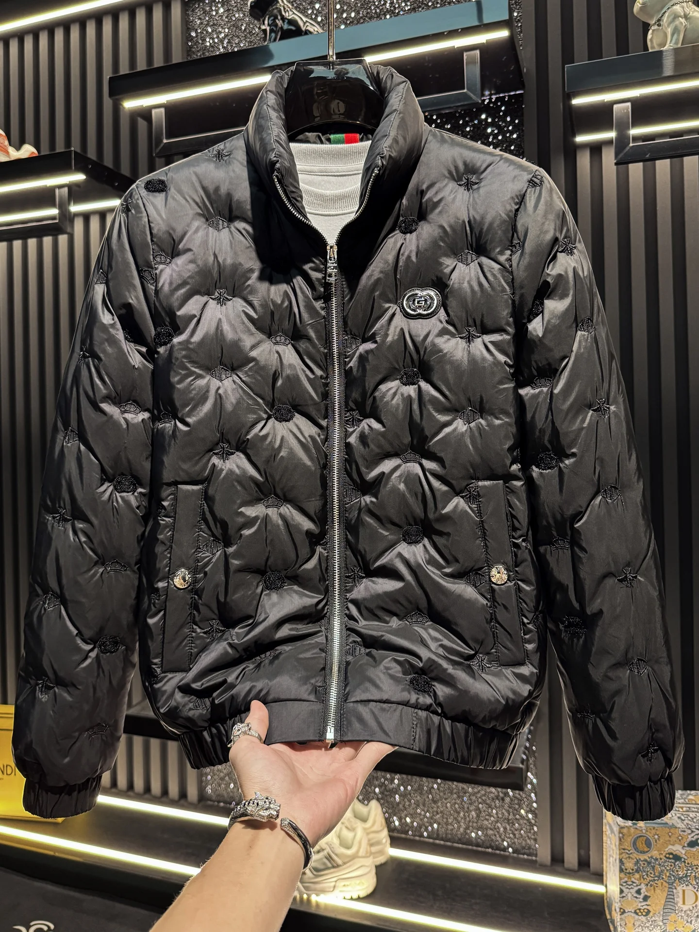 

Luxury ort Men's down Jaet 2025 Winter Faionable Versatile Bla Embroidery Warm Stand Collar Elastic Seal Design Polye...