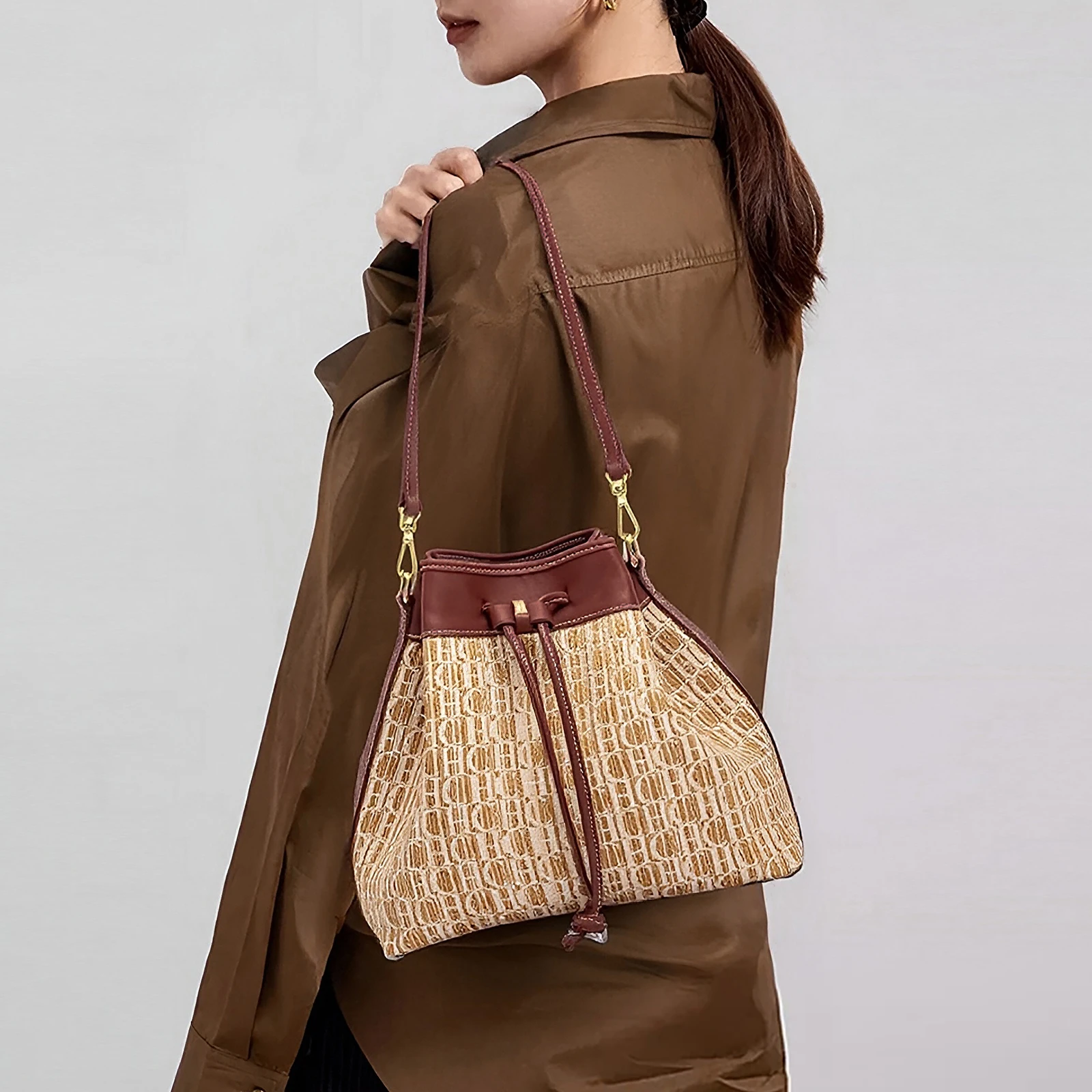 

Трехцветные кожаные сумки-ведра с акцентом. Золотистая фурнитура, структурированная для минималистской элегантности. Универсальный городский стиль.