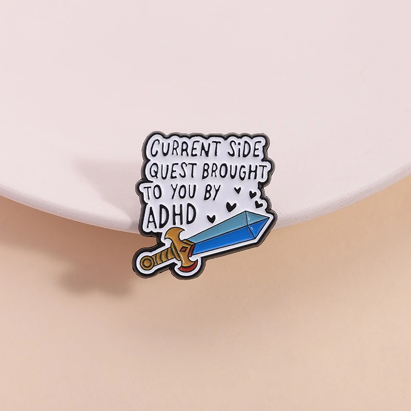 Broche de quête latérale tdah, broche d'humour neurodivergent, conception d'épée de dessin animé, Badge de santé mentale pour sac à dos, décoration de veste