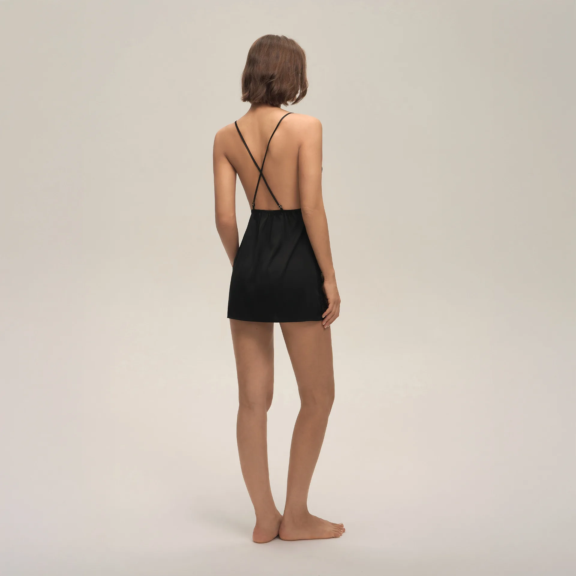 새롭고 세련되며 섹시한 끈 없는 단색 잠옷, 등이 파인 레이스 여성용 여름 홈웨어 나이트가운