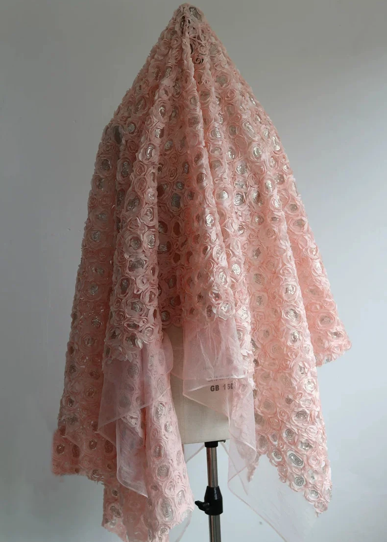 1 yarda de tela de encaje con lentejuelas y flores de gasa 3D exquisitas, tela de diseñador para coser vestidos y cheongsams.