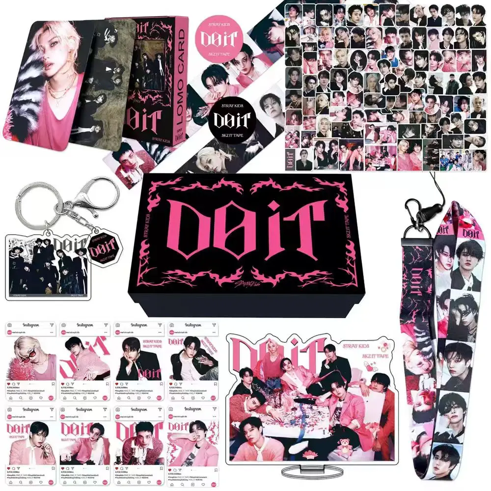 

Подарочный набор SKZOO Stray Kids: Феликс, Бангчан, Хёнджин. Набор сувениров: брелок, маленькие карточки, стикеры. Персональный подарочный набор для фанатов. Подарки для фанатов.