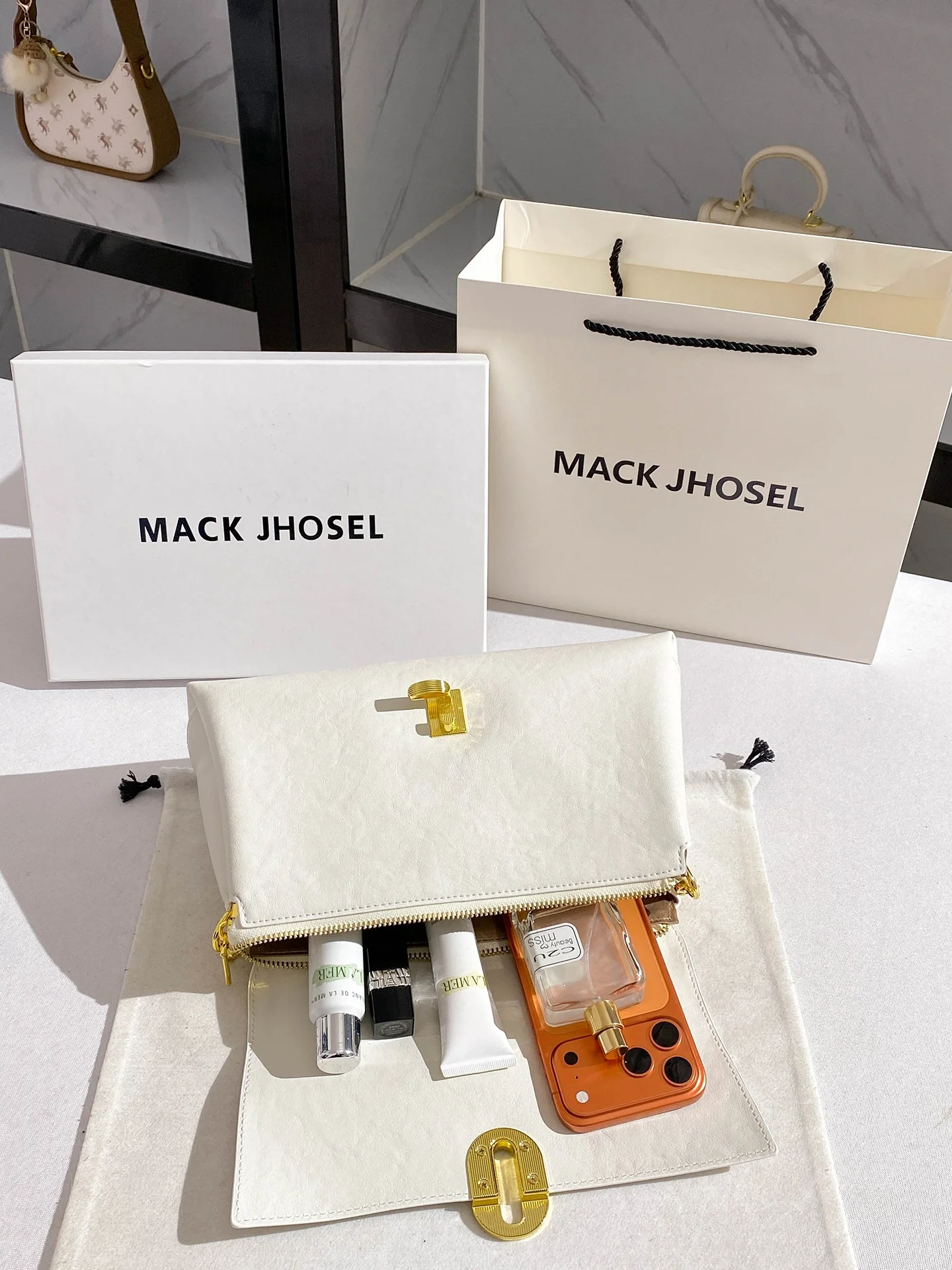 Minimalist Women's Underarm Chain Bag - usage example
