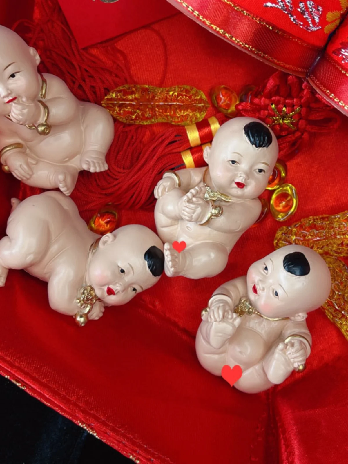 Wedding and child seeking ornaments, bed pressing dolls, bridal dowry, festive and auspicious items