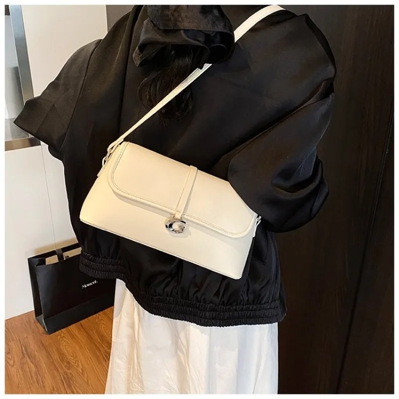 

Fashionable and Versatile Female Bag, Pillow Design Handbag with Printing, Ideal for Work and Travel