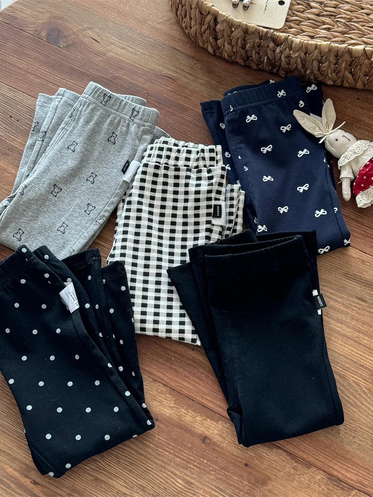 トレンド感のある快適な女の子用プリントスウェットパンツ、カジュアルなルーズフィット、韓国風、2026年春、ファッショナブルなベルボトム、子供用