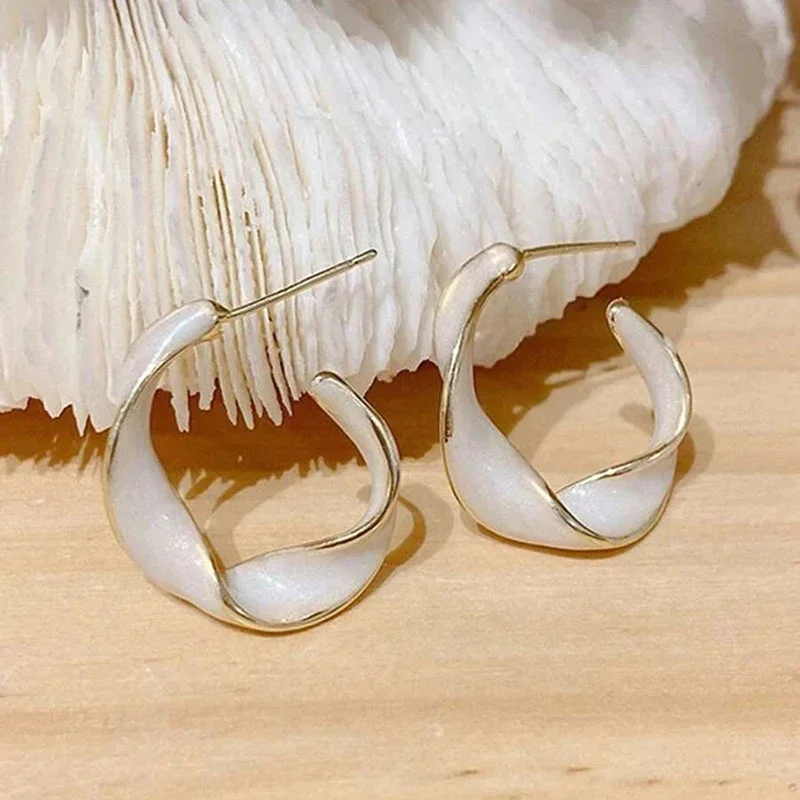 Huitan رواية ملتوي تصميم هوب أقراط الإناث الساحرة الحديثة رشيقة ثقب الاكسسوارات أنيقة سيدة الزفاف الفرقة مجوهرات #1