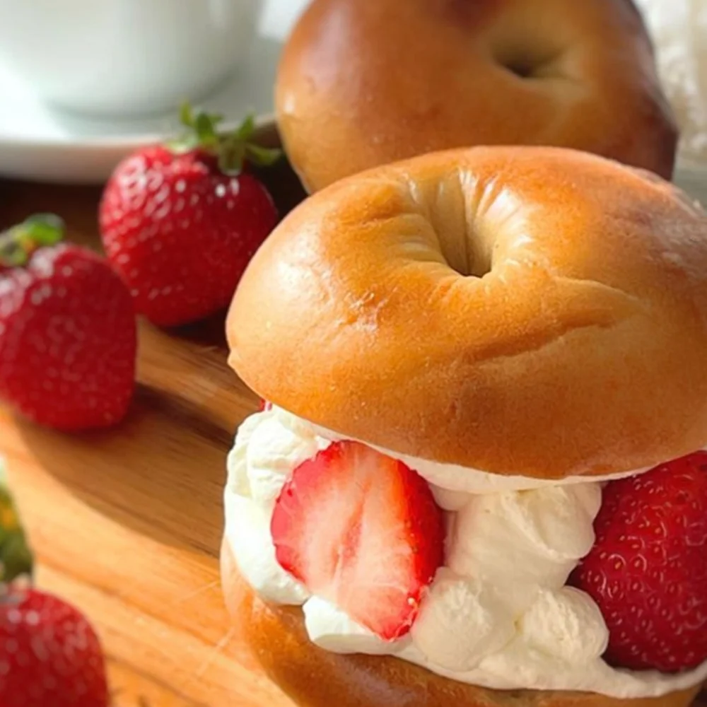 4.9in Sandwich Cream Strawberry Bagel Food Model Decoration Artificial Plastic Fake Donuts Display Cart Snack Bread Bakery Sweer