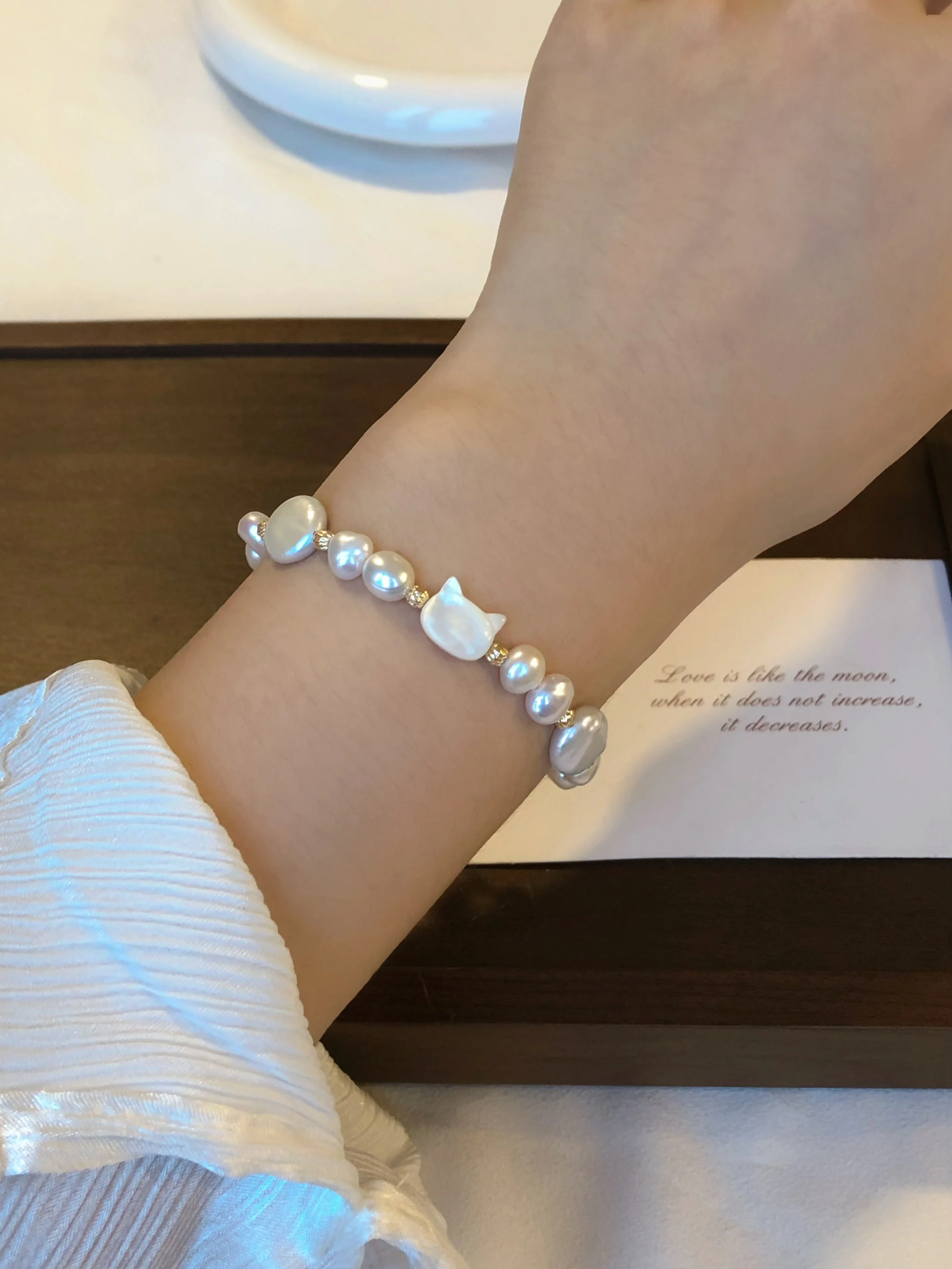 

Women's Elegant Natural Freshwater Pearl White Mother of Pearl Cat Head Bracelet Premium Feel Handchain Jewelry