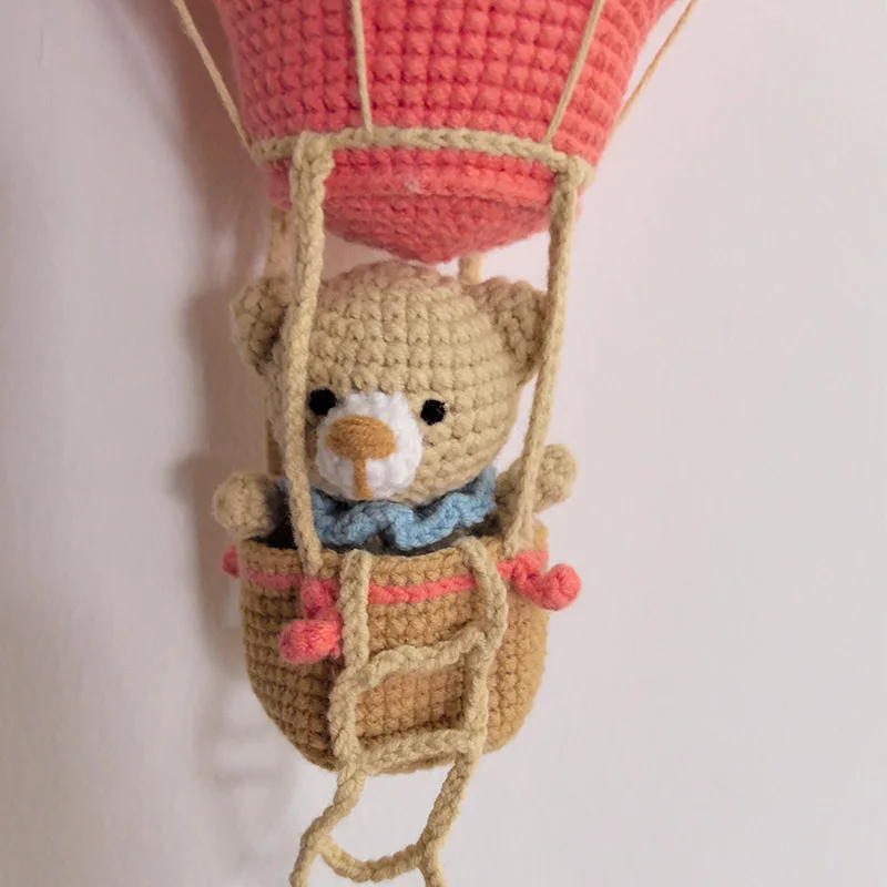Oso de ganchillo hecho a mano en globo aerostático, decoración colgante para guardería, lindo animal de peluche para colgar en la pared para habitación de niños, decoración móvil para bebé