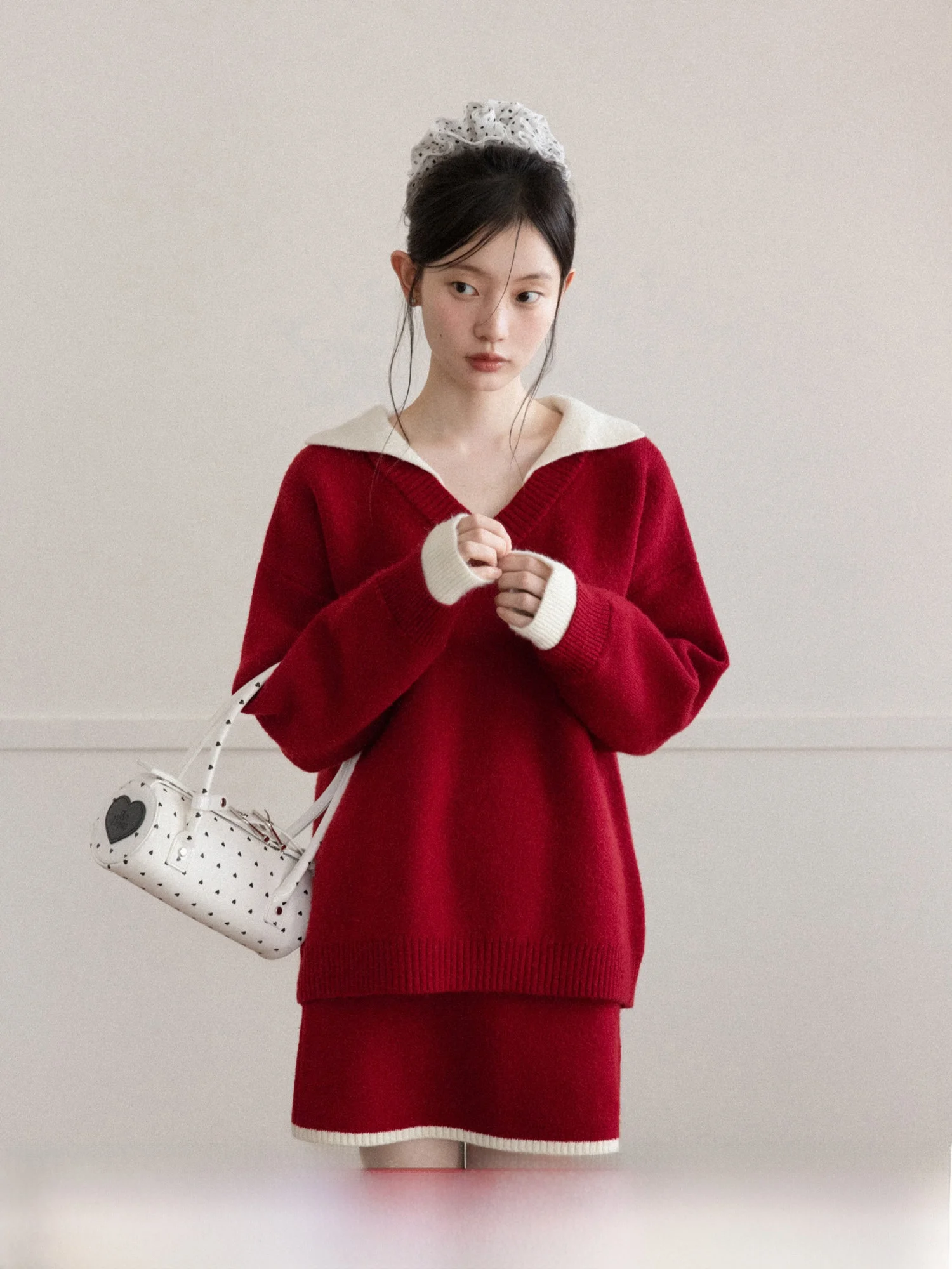 

Комплект из свободного красного свитера с V-образным вырезом и юбки А-силуэта: женский зимний модный костюм-двойка для повседневной носки, гарантия тепла