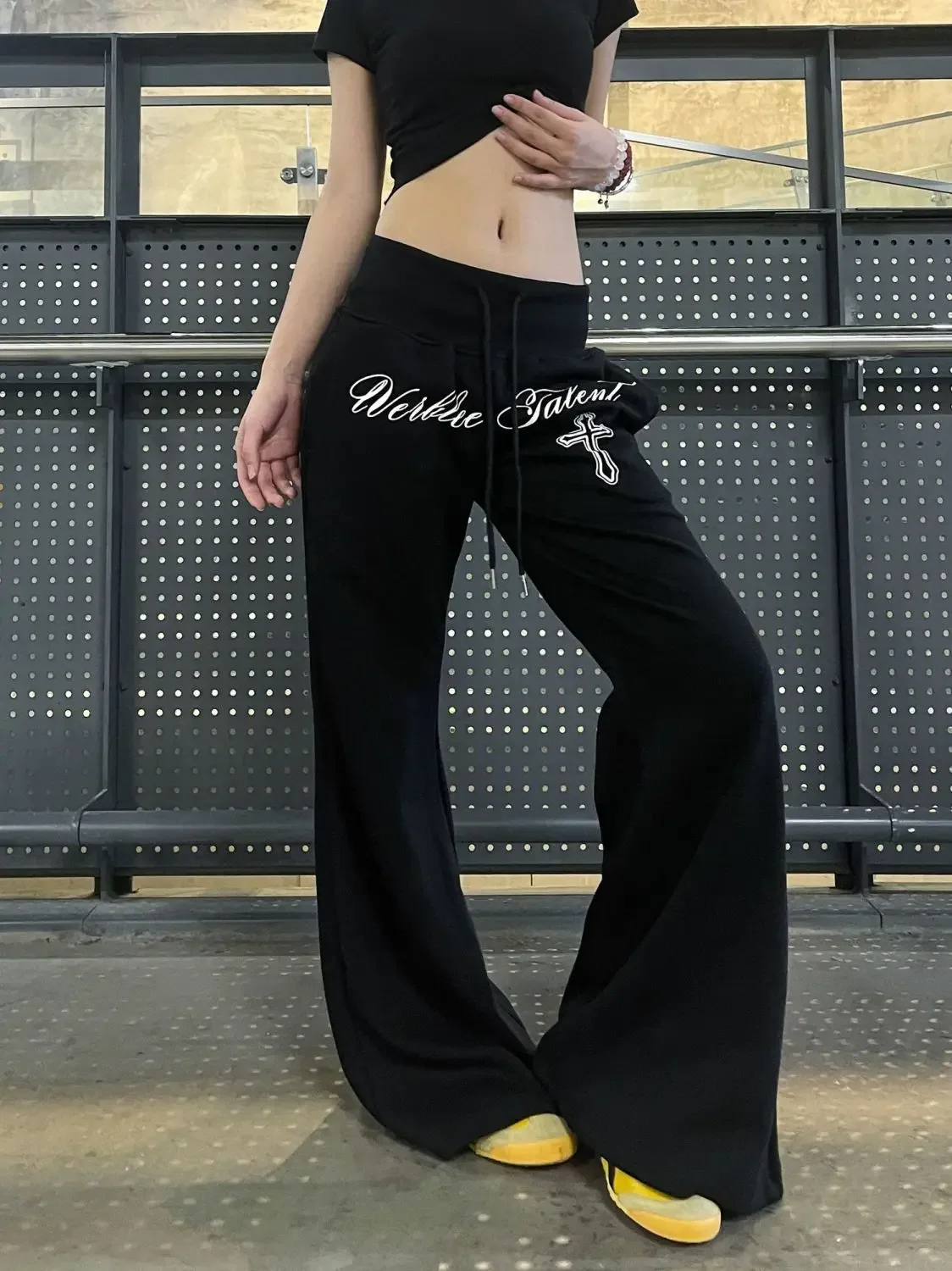 NUOVI pantaloni sportivi a zampa d'elefante grigi da donna punk americani pantaloni con coulisse a vita larga con grafica incrociata vestibilità ampia streetwear casual