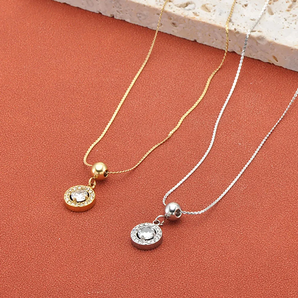 Lokaer 18K vergoldete exquisite tägliche Halskette mit rundem Anhänger aus Edelstahl mit eingelegten Strasssteinen, trendiger Mädchenschmuck N26013