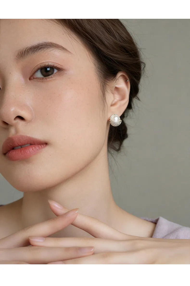 Zierliche, mit Zirkonia besetzte Imitationsperlen-Ohrstecker in Gold- und Silberfarben, runde Ohrringe für Damen, Hochzeit, Party, Alltagsschmuck. – Detail 8