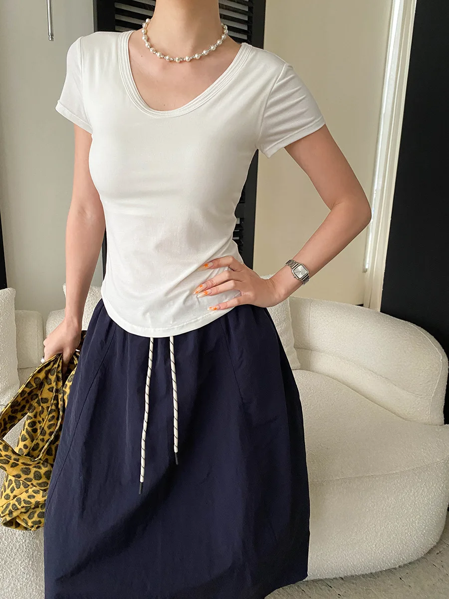 Sommerliches Damen-T-Shirt in unifarbenem Design mit V-Ausschnitt, schmaler Passform, Brustpolster und kurzen Ärmeln. – Detail 30