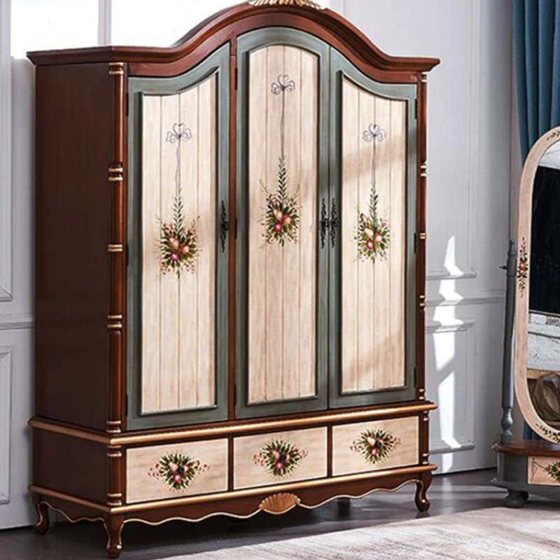 

Американский шкаф из массива дерева с тремя дверцами в средиземноморском стиле, для спальни, в деревенском стиле, с винтажной росписью и эффектом состаривания.