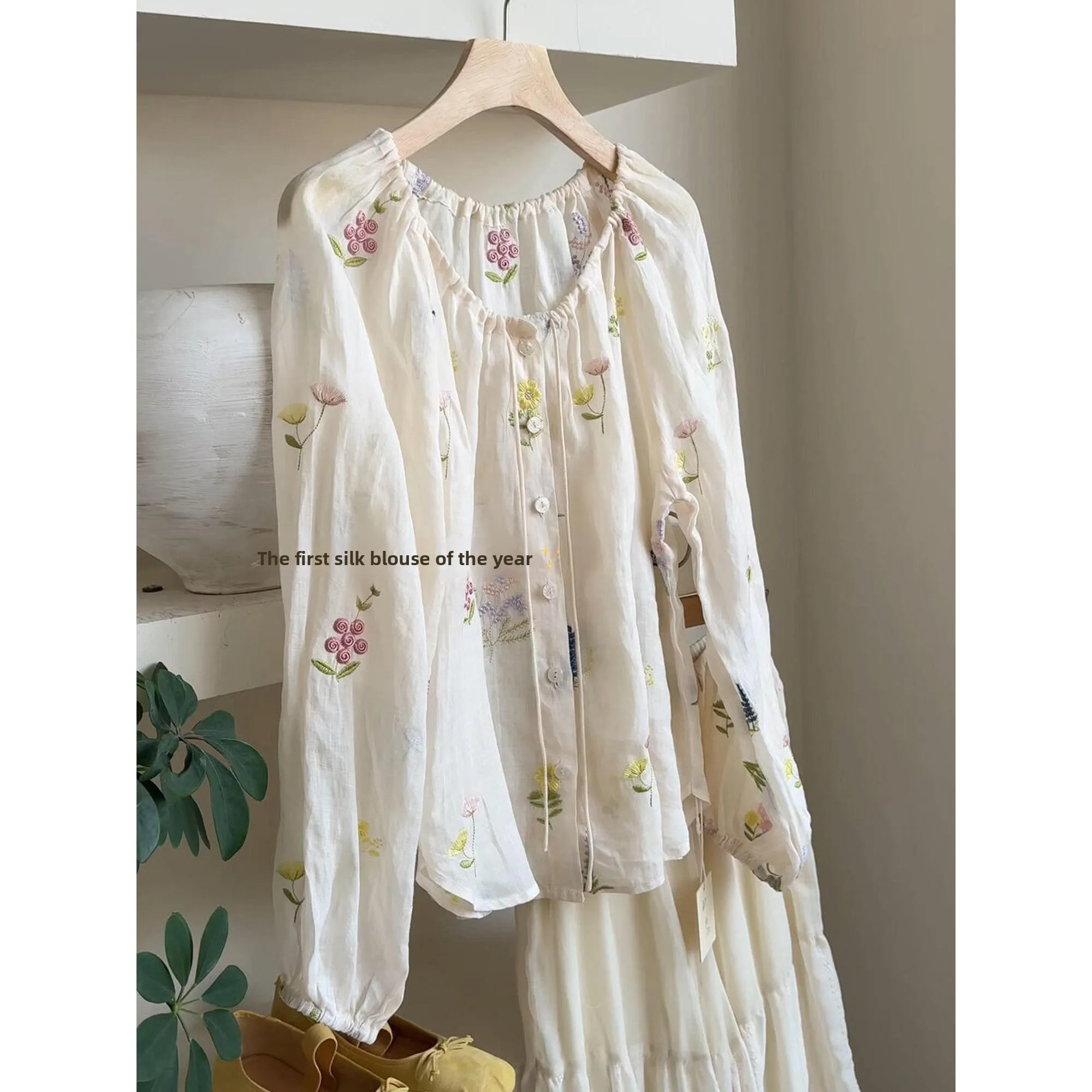 

Французская льняная рубашка для женщин с тяжелой вышивкой, длинными рукавами, дышащая, модная, уникальная и красивая, для весеннего сезона и праздничных образов.