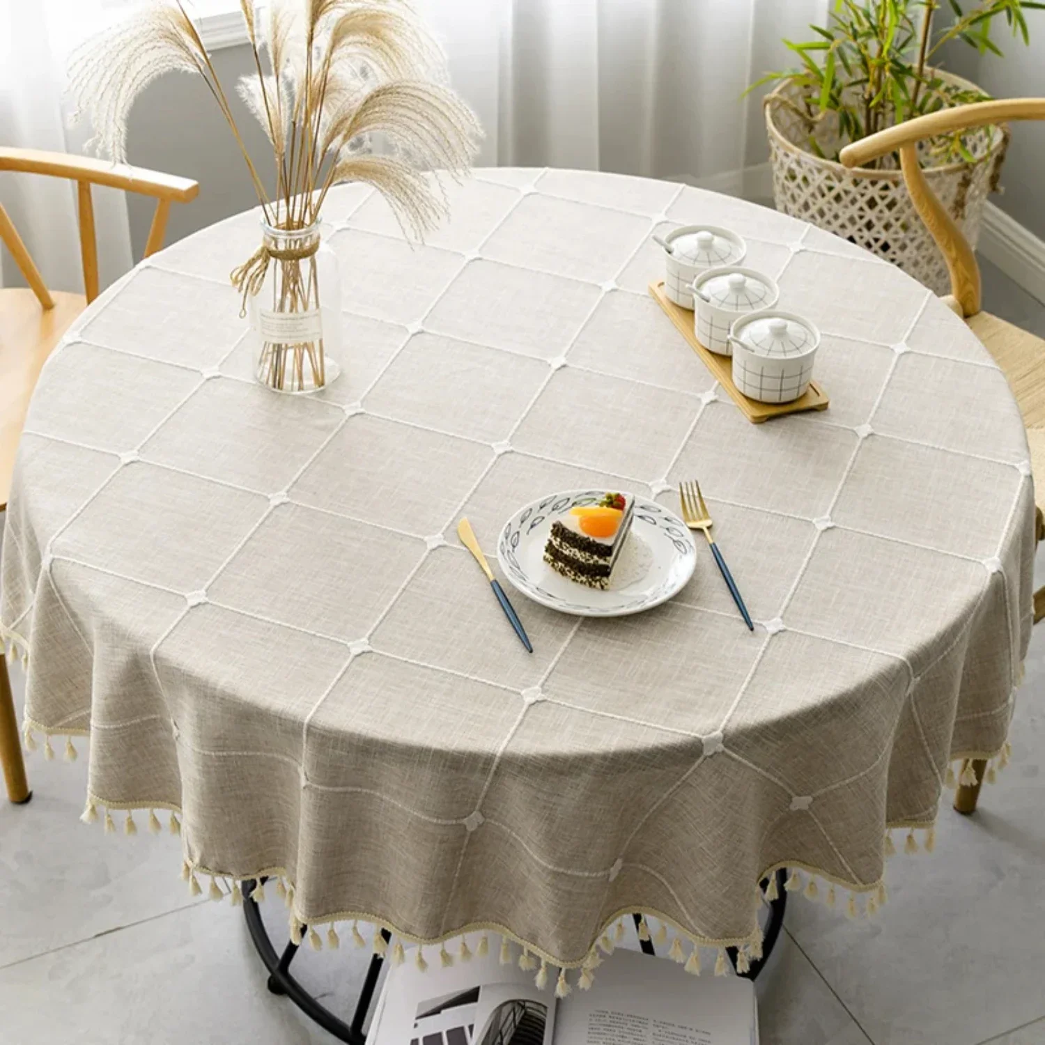 

ring a touch of elegance to your special day, this luxurious and chic round plaid cotton linen tablecloth is perfect for any occ