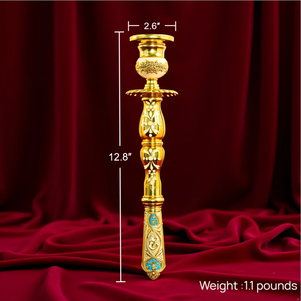 Orthodoxe christelijke handkaarsenhouder, verguld metaal met ingewikkelde gravures en emaille accenten, liturgisch religieus